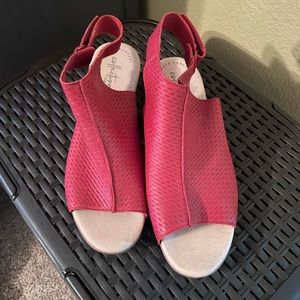 New Clarks leather shoes. Red. Size 8